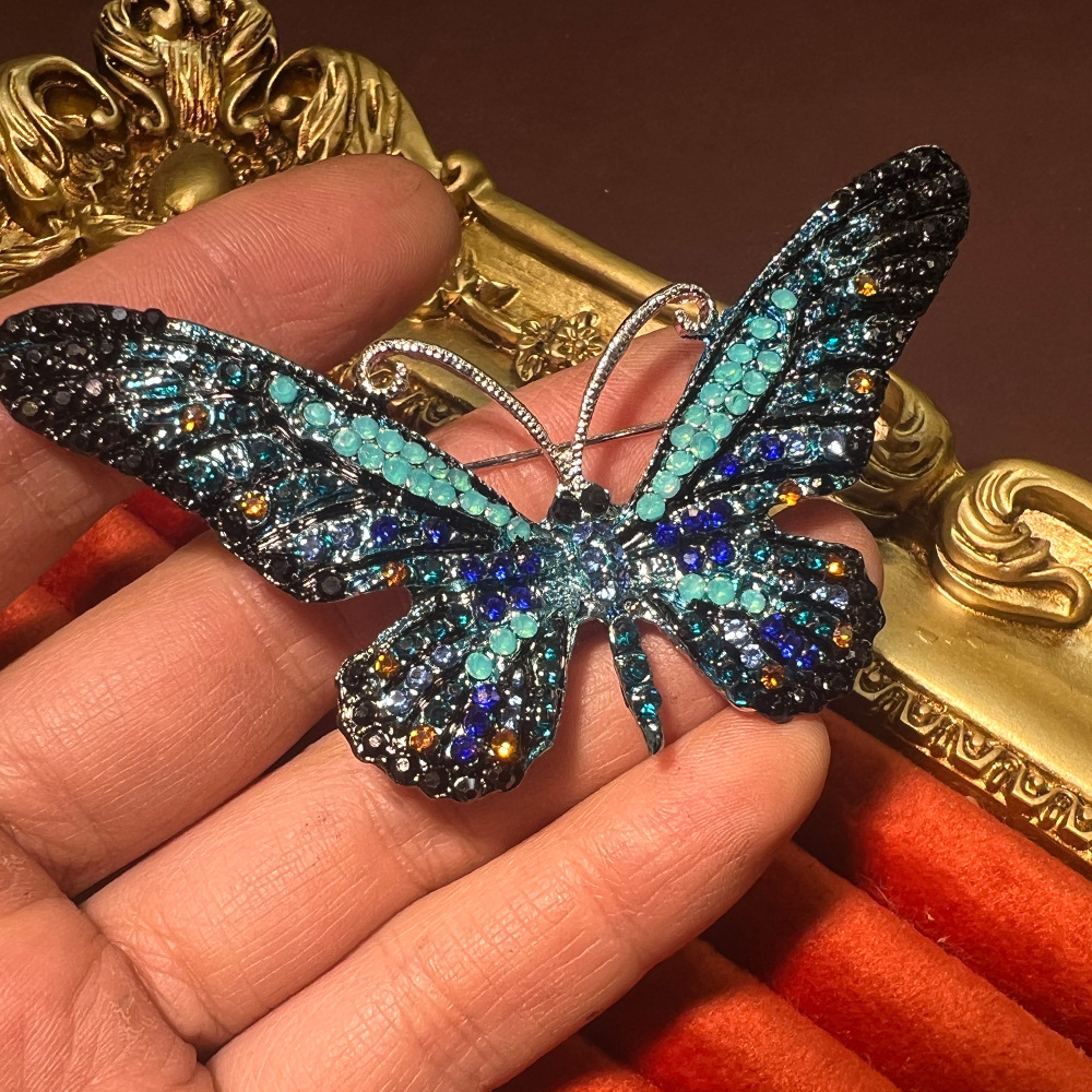 Heavy industry butterfly brooch with diamonds and colors, retro high-end and versatile autumn and winter clothing accessories brooch